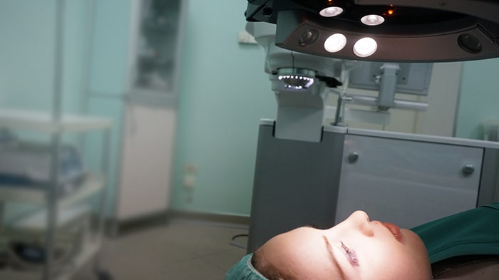 С помощью лазерной коррекции зрения можно избавиться от ношения очков или контактных линз. С помощью лазерной коррекции зрения можно избавиться от ношения очков или контактных линз.