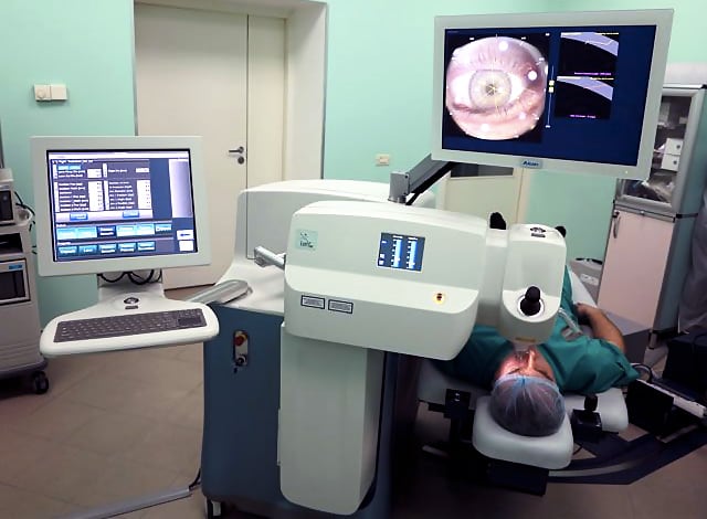 Выбор метода лечения катаракты зависит от многих факторов, включая стадию заболевания, общее состояние здоровья пациента, его предпочтения и доступность лечения