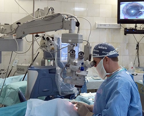 Операция по удалению катаракты.