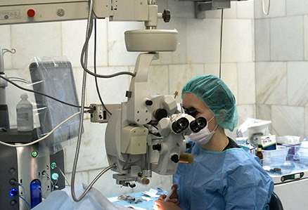 Витреоретинальные операции в Центре Коновалова проводит Резникова Александра Борисовна — офтальмохирург, врач высшей категории.