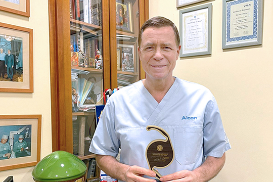 Alcon вручил Михаилу Егоровичу Коновалову награду за работу!