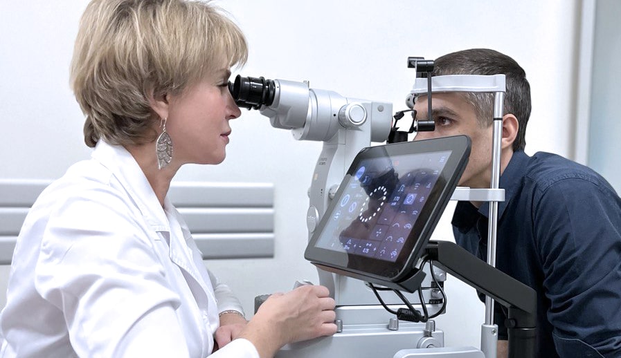 В результате близорукости часто происходит отслойка сетчатки. Вследствие этого возникает необходимость лазерной коррекции сетчатки. lazernaya_korrekciya_setchatki_1.jpg