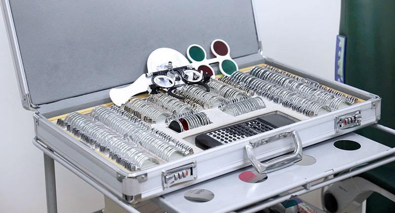 Неправильно подобранные очки могут не только не улучшить зрение, но и причинить вред глазам. Неправильно подобранные очки могут не только не улучшить зрение, но и причинить вред глазам.