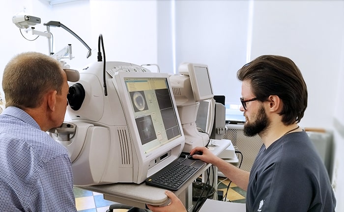 Наблюдение офтальмолога проводится ежемесячно с контролем остроты зрения и ОКТ-мониторингом.