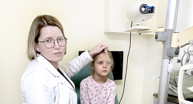 Подбор контактных линз детям проводится с 8-10 лет при наличии медицинских показаний и достаточной мотивации ребенка Подбор контактных линз детям проводится с 8-10 лет при наличии медицинских показаний и достаточной мотивации ребенка