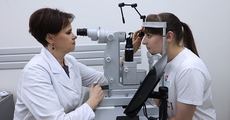 Лазерная трабекулопластика направлена на расширение и улучшение дренажных путей для жидкости, чтобы снизить давление внутри глаза.