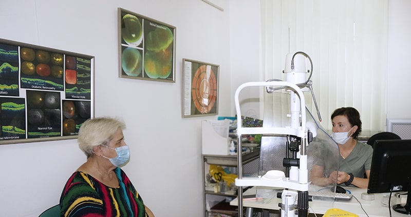 Механизм возникновения искажений связан с различной преломляющей силой в главных меридианах глаза. В результате человек видит предметы размытыми, искаженными, с двоением контуров.