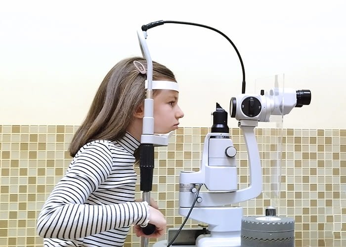 Только регулярный контроль позволяет своевременно корректировать лечение астигматизма.