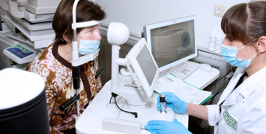 Пациенту необходимо регулярное наблюдение у офтальмолога osmotr_2-min.jpg