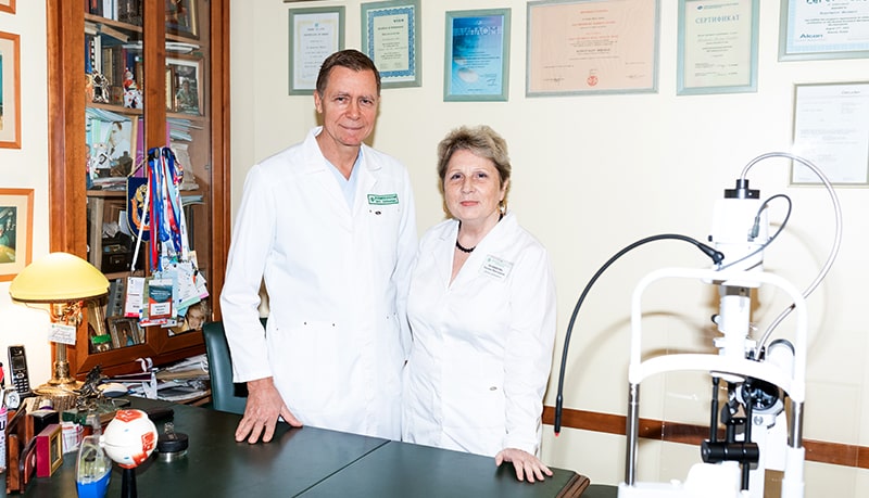 При выборе врача-офтальмолога важно обращать внимание на его опыт работы с детьми, наличие современного диагностического оборудования в клинике