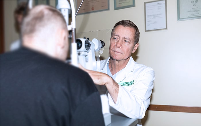 Первые симптомы обычно появляются в детском или юношеском возрасте, хотя диагноз часто устанавливается позже.