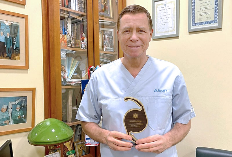 Alcon вручил Михаилу Егоровичу Коновалову награду за работу с интраокулярной линзой Alcon Vivity.