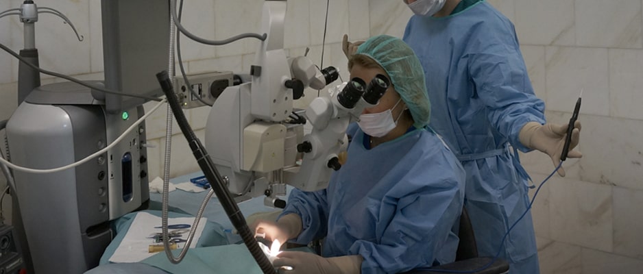 По медицинским показателям пластические операции проводятся в случае возникновения рубцовых деформаций век, халязиона, выворота век или же возрастного заворота. plasticheskie_operacii_na_vekah.jpg