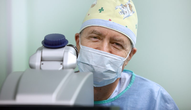 Основной показатель, при котором возможна лазерная коррекция – стабильное плохое зрение на один или два глаза.