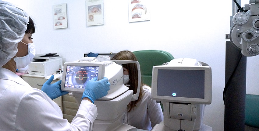 Проводятся визометрия, тонометрия, офтальмоскопия с широким зрачком и ультразвуковое сканирование. tonometria-min.jpg