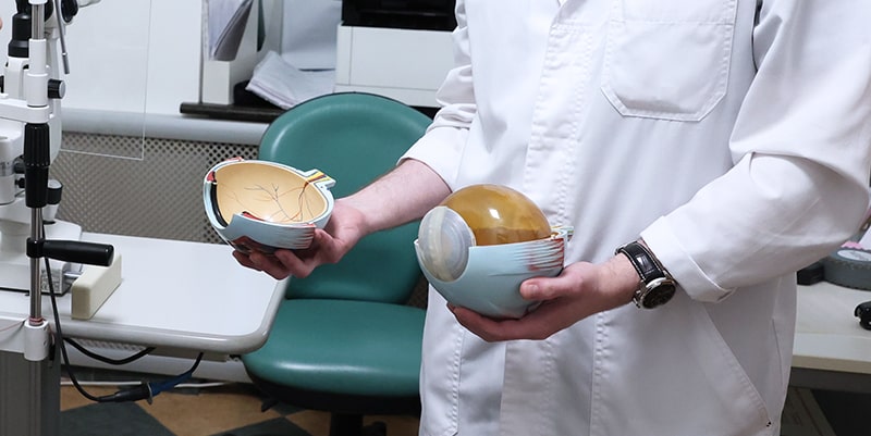 Если есть новообразованные сосуды, разрывы сетчатки витрэктомия комбинируется с лазерной коагуляцией сетчатки.