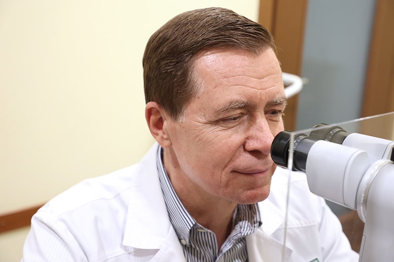 Основные симптомы включают внезапное появление световых вспышек в поле зрения, значительное увеличение количества плавающих помутнений, а также формирование тёмной завесы или шторки, постепенно распространяющейся по полю зрения