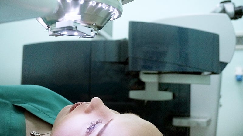 Лазерная коррекция зрения становится альтернативой для пациентов старше 18 лет Лазерная коррекция зрения становится альтернативой для пациентов старше 18 лет