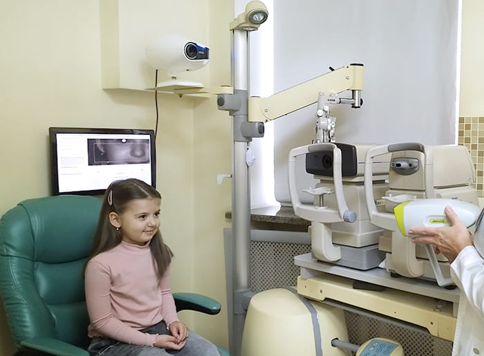 Смешанный астигматизм обеих глаз у ребенка встречается в 70-80% случаев из-за генетической природы заболевания.