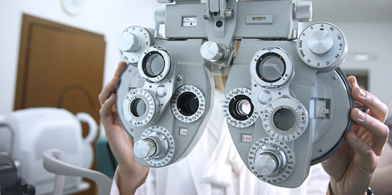 Заблуждение о том, что астигматизм можно "вылечить" специальными упражнениями или народными средствами, может привести к потере времени и прогрессированию осложнений. 