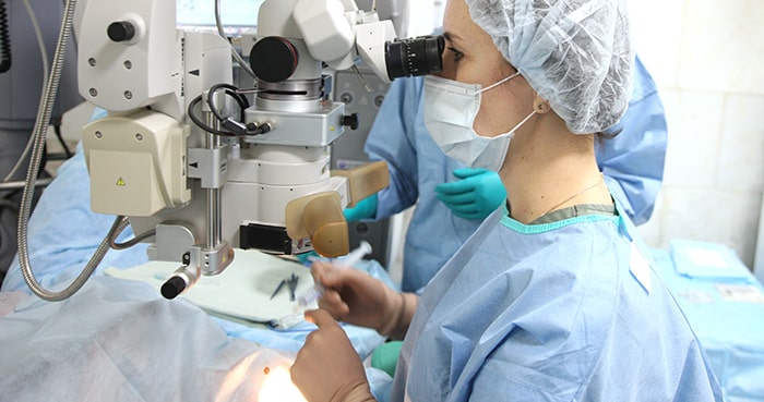 При замене силикона на физиологический раствор улучшение наступает через 1-2 недели.