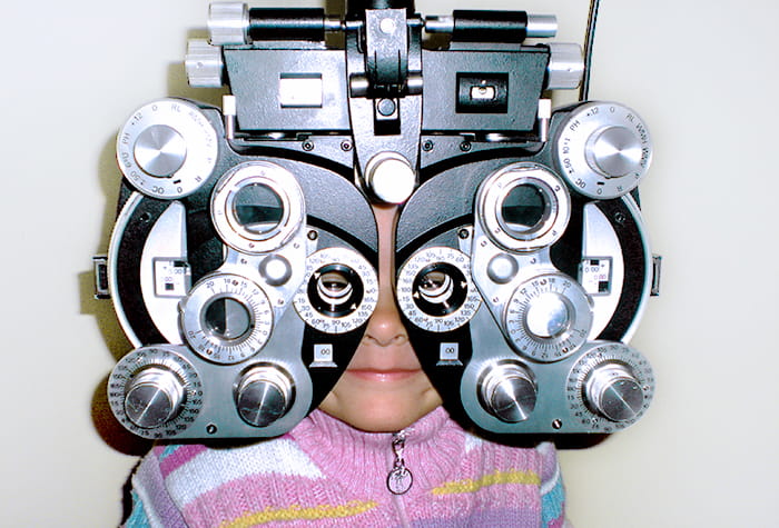 При наличии наследственной предрасположенности или подозрении на нарушения зрения осмотры проводятся чаще.