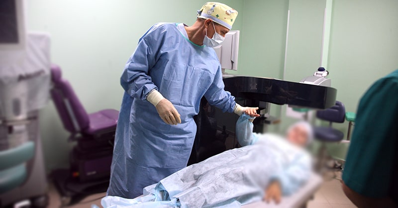 Восстановительный период после операции ЛАЗИК составляет от нескольких часов до суток Восстановительный период после операции ЛАЗИК составляет от нескольких часов до суток