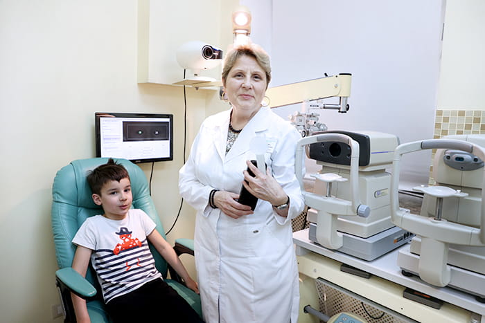 Астигматизм у детей — распространенное нарушение рефракции глаза, которое диагностируется у каждого четвертого ребенка.