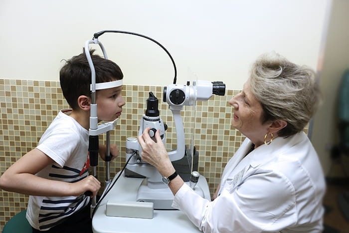 Гиперметропический астигматизм у детей — серьезная патология, требующая внимания родителей и специалистов.