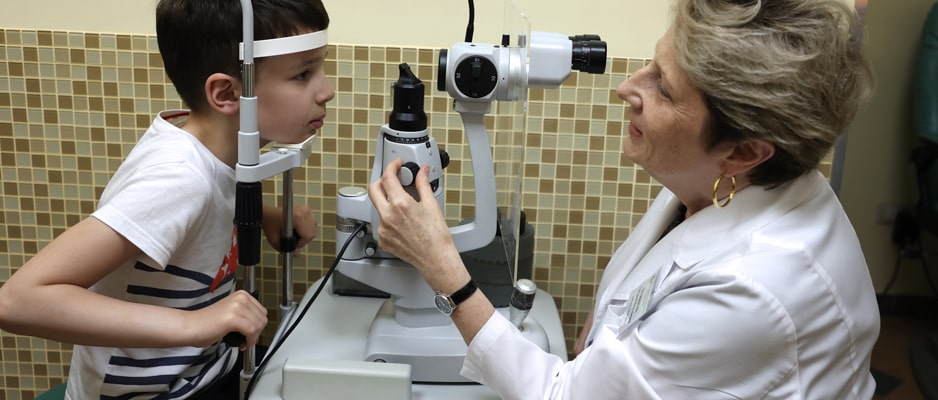 Терапевтическое лечение глаз при начальных стадиях дальнозоркости и близорукости у детей необходимо начинать как можно раньше detskii_okulist_platno.jpg