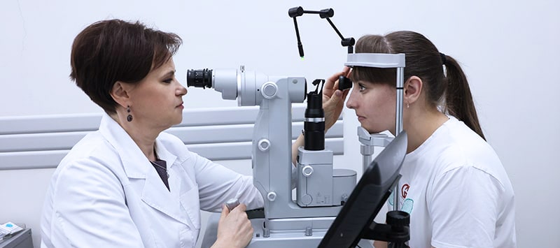 Профилактическая лазеркоагуляция показана пациентам группы риска по развитию отслойки сетчатки.