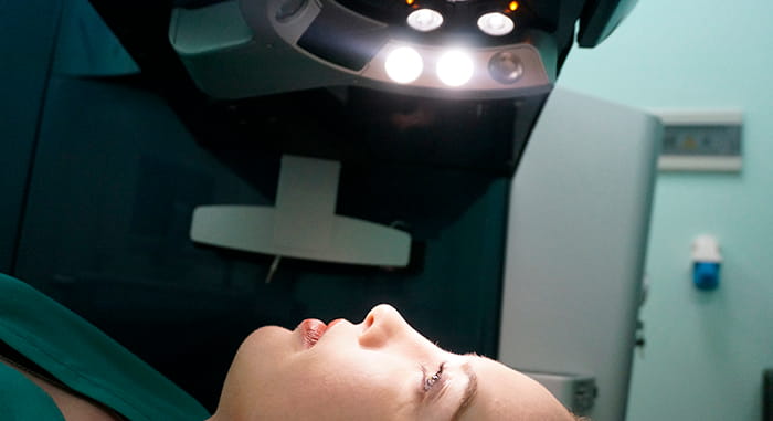 Лазерная коррекция зрения отличается безопасностью.