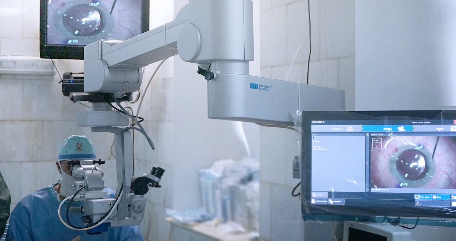 Мутный хрусталик необходимо убрать и заменить его на искусственный прозрачный.