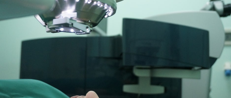 К общим противопоказаниям для ЛАСИК-операций можно отнести также возраст менее 18 и более 45 лет lasik_protivopokazaniya.jpg