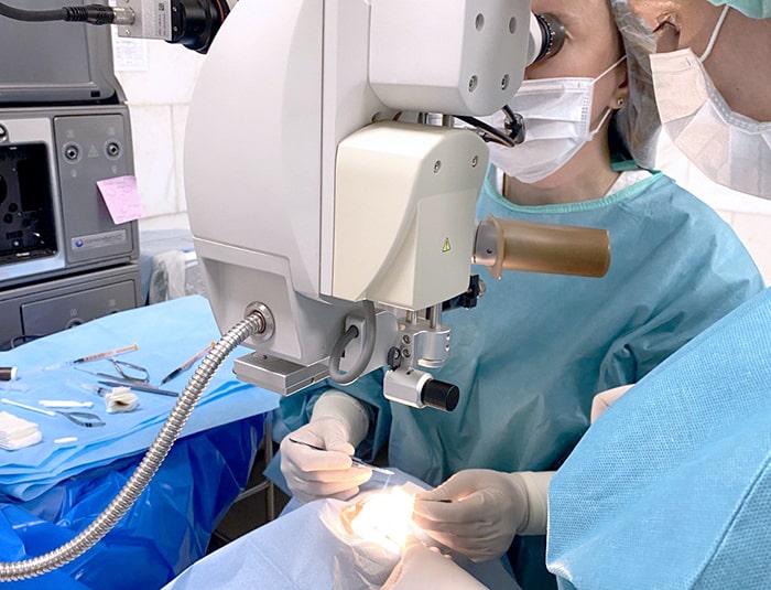 Избавиться от блефароптоза можно исключительно хирургическим путем