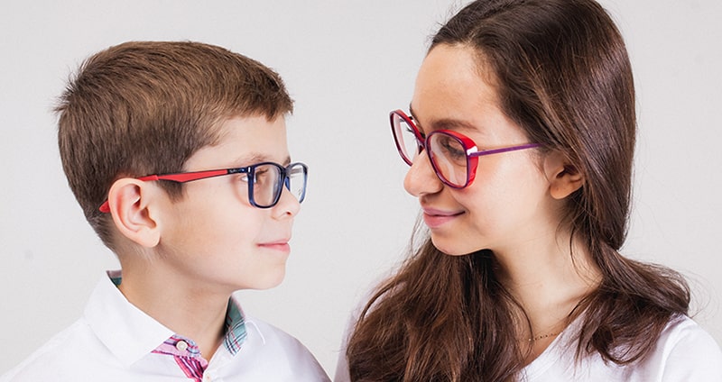 В раннем возрасте выявить астигматизм достаточно сложно, поскольку дети не могут четко описать свои зрительные ощущения