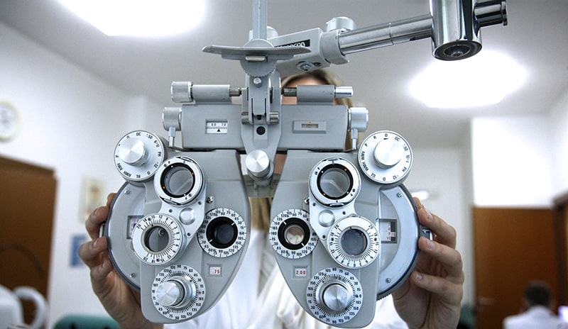 Травматические повреждения глаза могут привести к нарушению правильной формы роговицы или хрусталика.