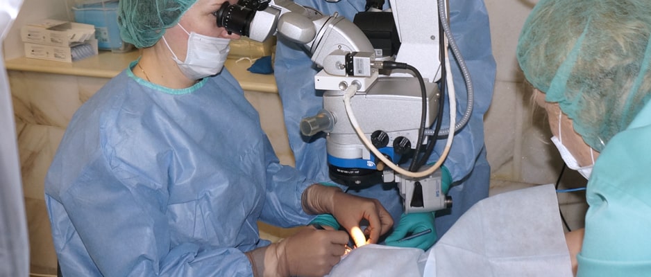 Если пациент не желает носить очки или есть медицинские показания, то проводят хирургическое лечение vozrastnaya_dalnozorkost_lechenie.jpg