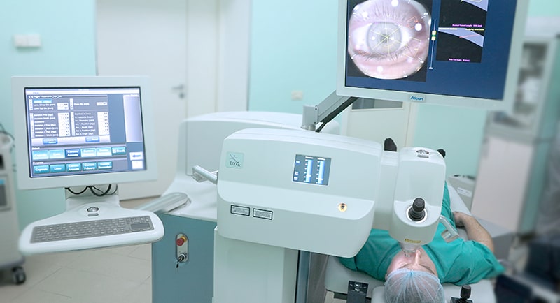 Замена хрусталика при катаракте проводится безболезненно, без наркоза.