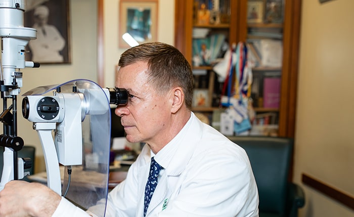 При физиологической экскавации лечение не требуется, необходимо лишь динамическое наблюдение офтальмолога для контроля стабильности.