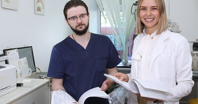 Снижение остроты зрения на всех расстояниях является характерным признаком астигматизма, отличающим его от простой близорукости или дальнозоркости.