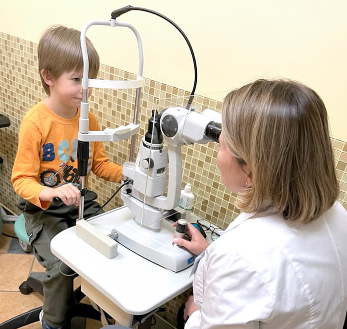 При высокой степени и смешанном типе патологии носить очки нужно постоянно, независимо от вида деятельности.