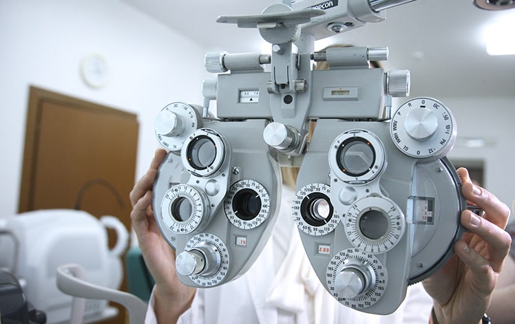 При астигматизме выписывают специальные очки, имеющие сложные цилиндрические линзы.