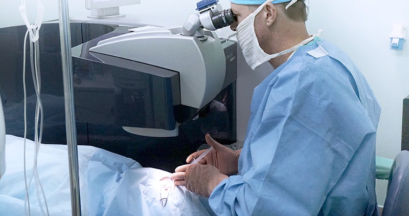 Операция производится на поверхности глазного яблока – непроникающая безболезненная