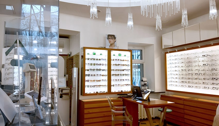В нашей оптике представлен широчайший выбор оправ от самых простых классических до мировых модных брендов для самых требовательных заказчиков.